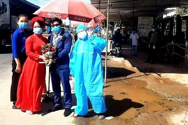 Lễ cưới tại chốt kiểm dịch, cô dâu chú rể trao sính lễ rồi... ai về nhà nấy - 4