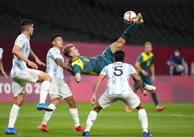Chơi thiếu người, Olympic Argentina thua sốc trước Olympic Australia - 1