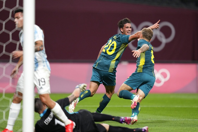 Chơi thiếu người, Olympic Argentina thua sốc trước Olympic Australia - 2