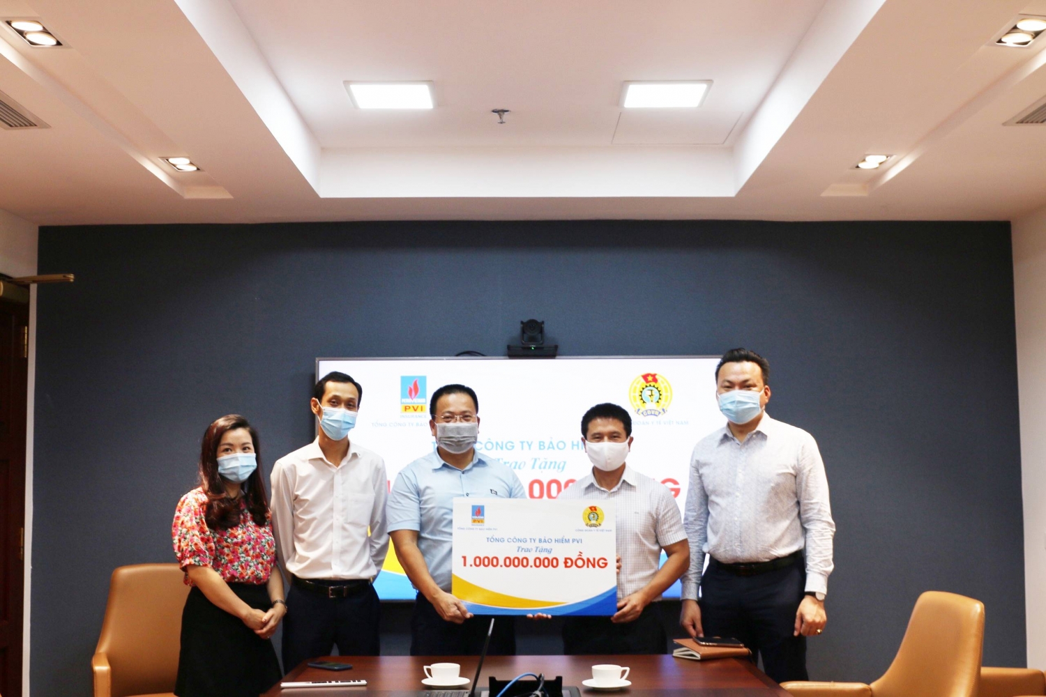 Bảo hiểm PVI trao tặng 1 tỷ đồng cho cán bộ y tế tuyến đầu chống dịch
