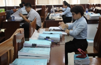 Thầm lặng những con người “tay ôm sổ sách, nách kẹp chứng từ”