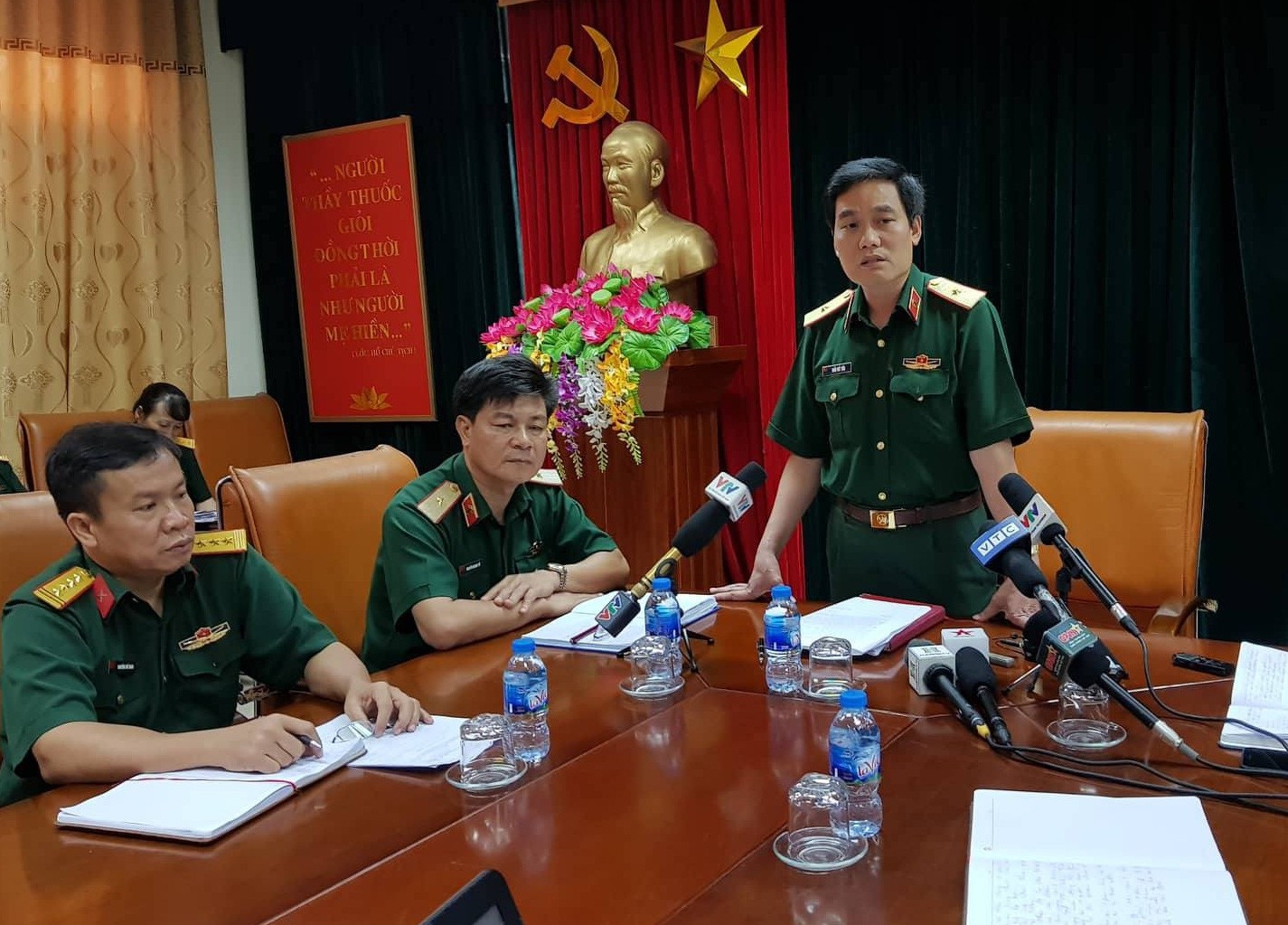 benh vien 103 phu nhan bao ke ben bai xe cuu thuong 100 trieuthang