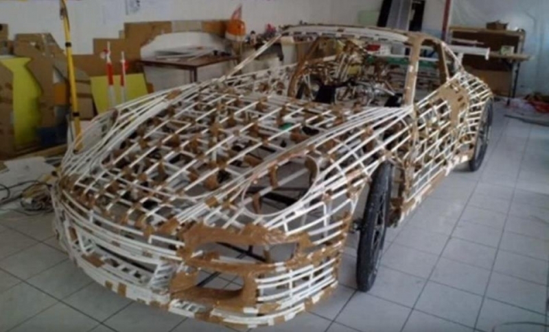 Siêu xe Porsche đặc biệt được làm từ băng keo và ống nhựa Siêu xe Porsche đặc biệt được làm từ băng keo và ống nhựa