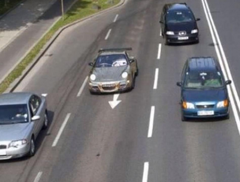 Siêu xe Porsche đặc biệt được làm từ băng keo và ống nhựa Siêu xe Porsche đặc biệt được làm từ băng keo và ống nhựa
