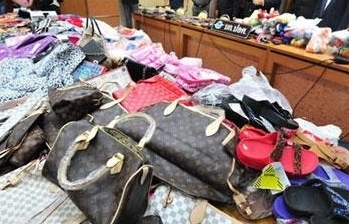 Buôn lậu gần 500 triệu đô la Mỹ hàng giả, 33 hoa kiều Trung Quốc bị khởi tố
