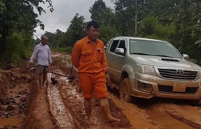 Đường đến điểm thu tiền – nỗi ám ảnh mùa mưa