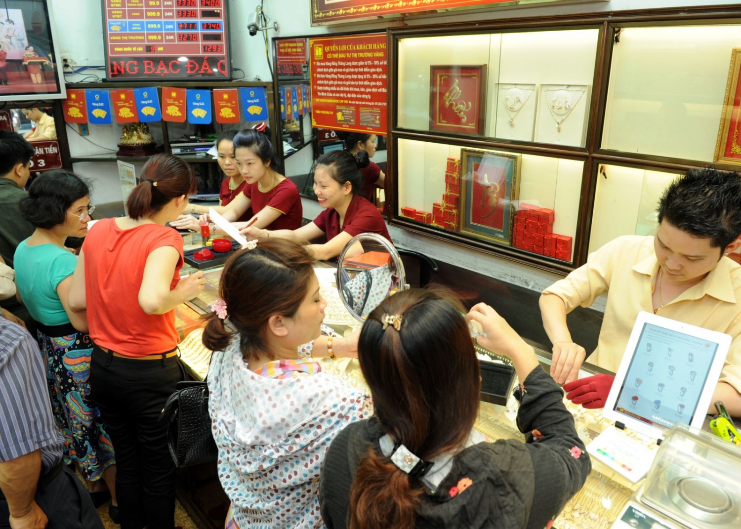 gia vang hom nay 298 usd giam gia vang cung lao doc
