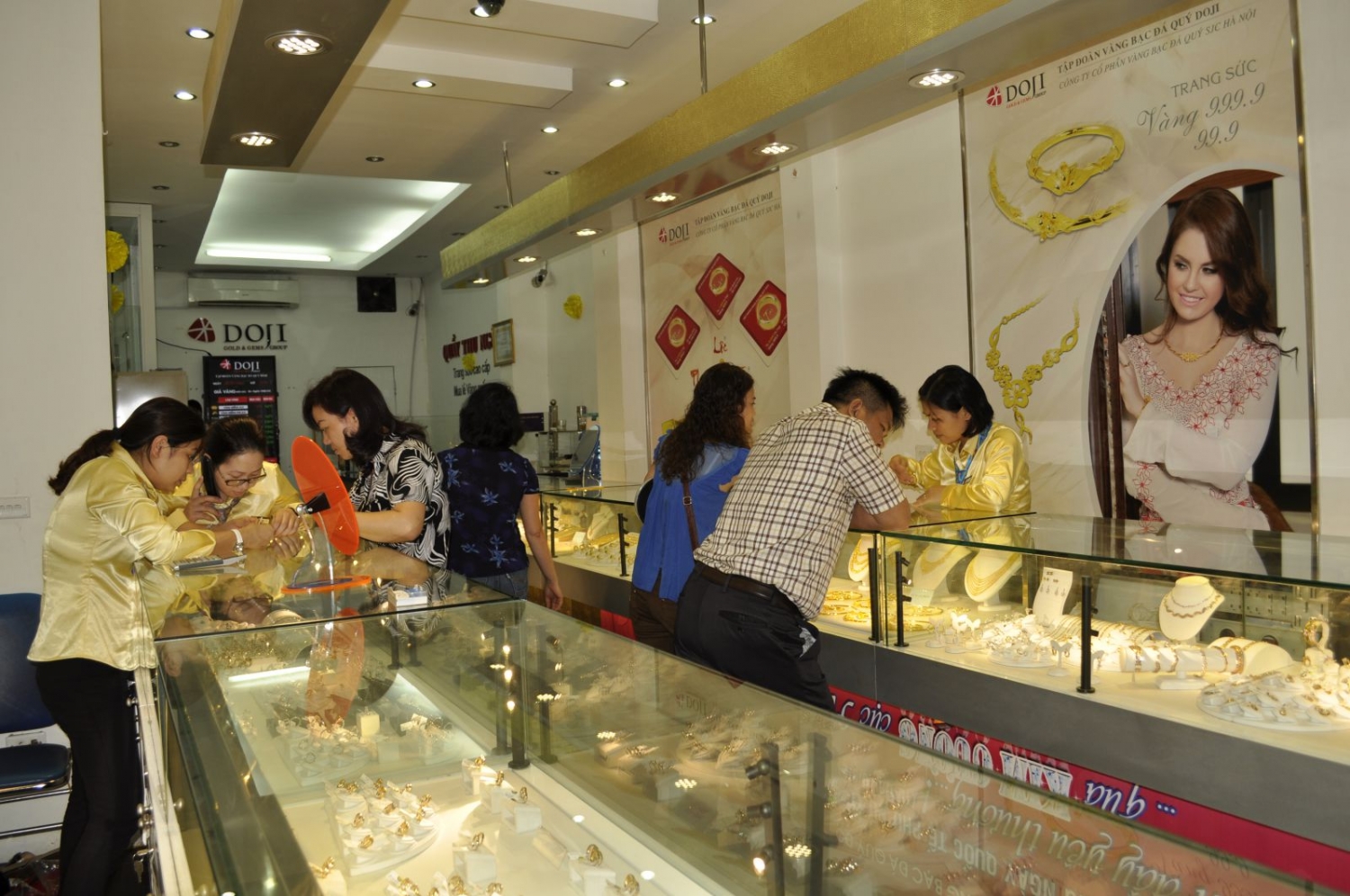 Cập nhật giá vàng 30/8: Vàng SJC tăng nhẹ, cao hơn vàng thế giới 2,9 triệu đồng/lượng