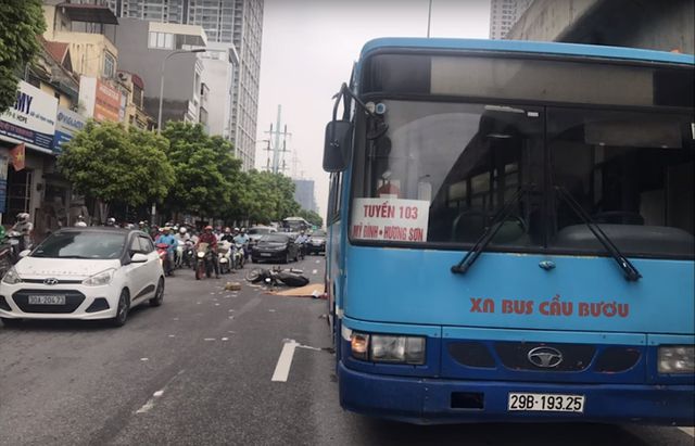 Xe buýt cán chết người trên đường phố Hà Nội