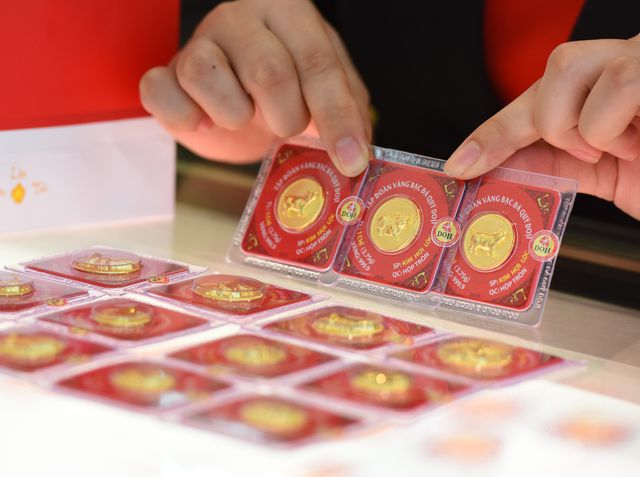 Vàng tăng nóng: Chuyên gia khuyên bình tĩnh, không 