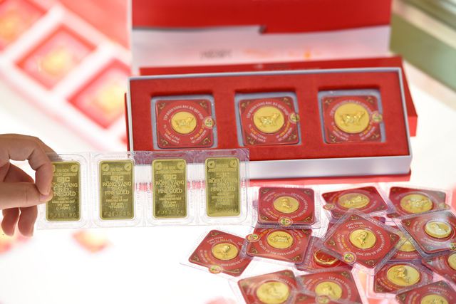 Bất ổn chính trị thế giới leo thang, giá vàng đồng loạt tăng cao