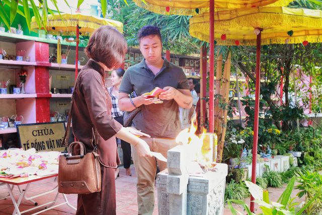 Người Hà Nội đi tảo mộ thú cưng, khóc nức nở trước di ảnh vật nuôi