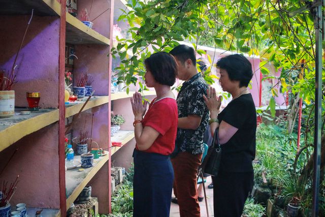 Người Hà Nội đi tảo mộ thú cưng, khóc nức nở trước di ảnh vật nuôi