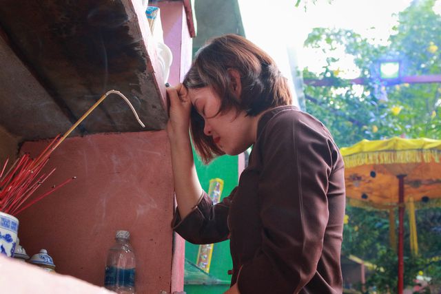 Người Hà Nội đi tảo mộ thú cưng, khóc nức nở trước di ảnh vật nuôi