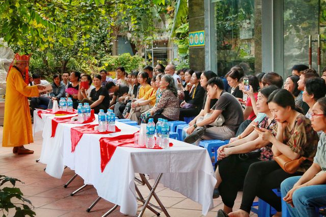 Người Hà Nội đi tảo mộ thú cưng, khóc nức nở trước di ảnh vật nuôi
