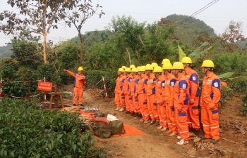 Người công nhân áo cam tâm huyết trong công việc