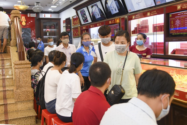 Giá vàng lên đỉnh: Cụ 80 tuổi dốc lương hưu đi mua, lộ mánh nhà vàng ăn lãi