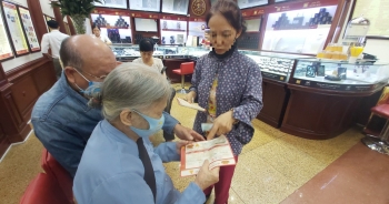 Giá vàng lên đỉnh: Cụ 80 tuổi dốc lương hưu đi mua, lộ mánh nhà vàng ăn lãi