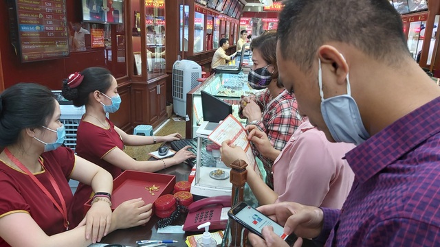 Chốt vàng sai thời điểm: Vợ chồng trẻ mất cả chục triệu đồng trong tích tắc