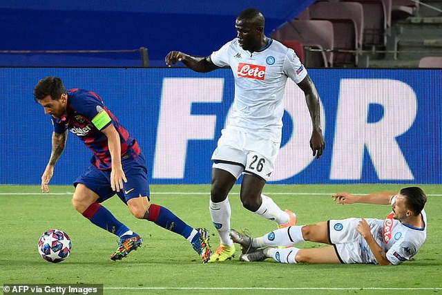 Messi rực sáng, Barcelona hạ Napoli và tiến vào tứ kết Champions League