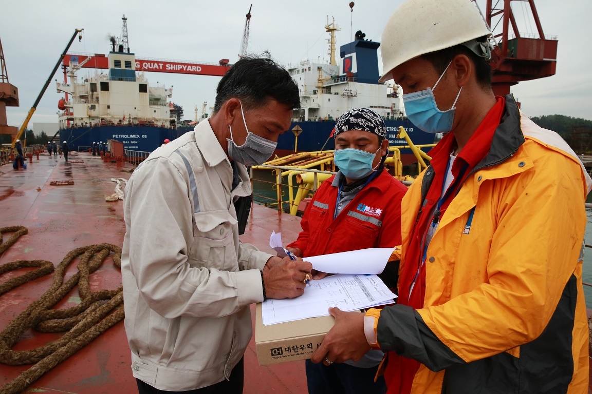 Hành trình kéo phao SPM vào bờ để thực hiện bảo dưỡng
