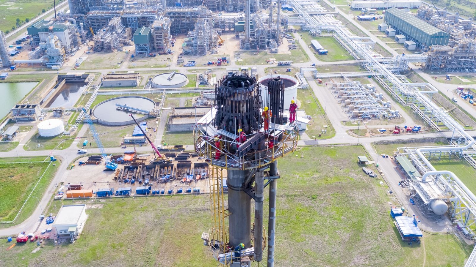 Bảo dưỡng tổng thể lần 4: Nhà máy Lọc dầu Dung Quất nhìn từ trên cao bao duong tong the lan 4 nha may loc dau dung quat nhin tu tren cao