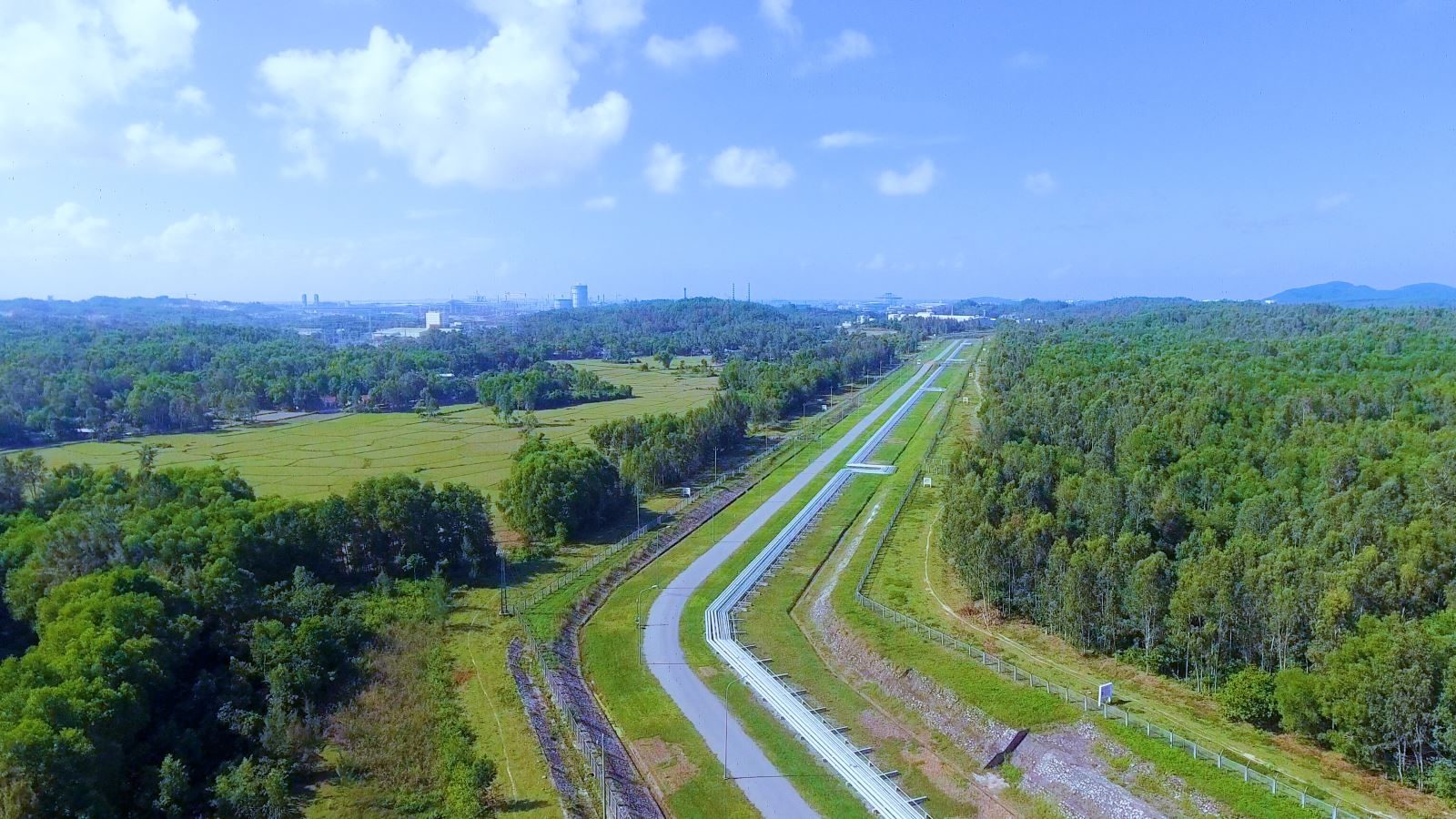 Bảo dưỡng tổng thể lần 4: Nhà máy Lọc dầu Dung Quất nhìn từ trên cao bao duong tong the lan 4 nha may loc dau dung quat nhin tu tren cao