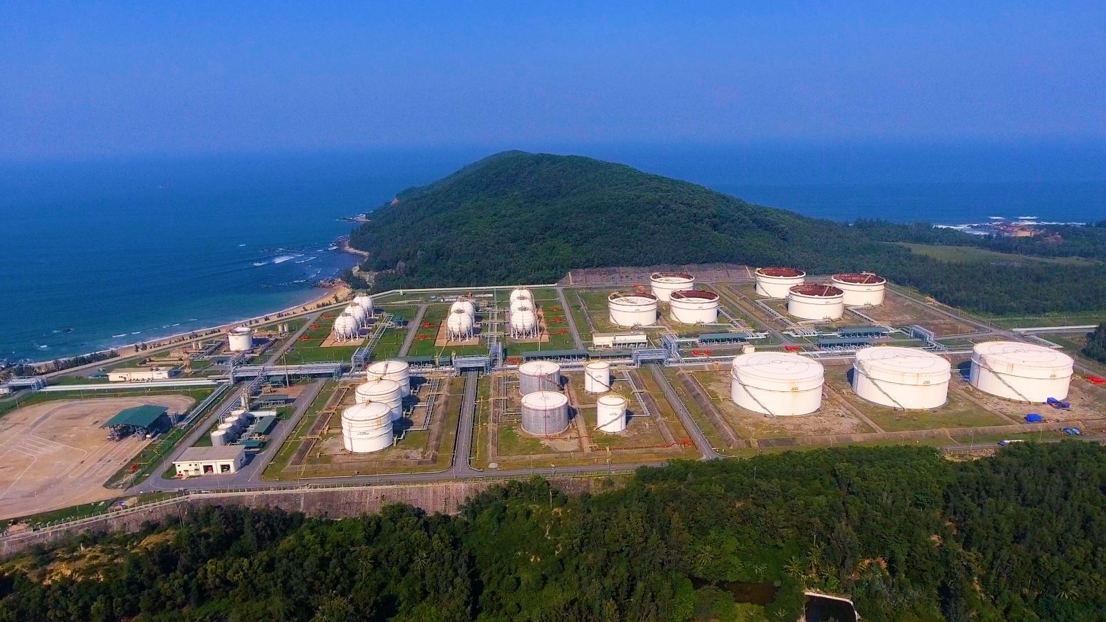 Bảo dưỡng tổng thể lần 4: Nhà máy Lọc dầu Dung Quất nhìn từ trên cao bao duong tong the lan 4 nha may loc dau dung quat nhin tu tren cao