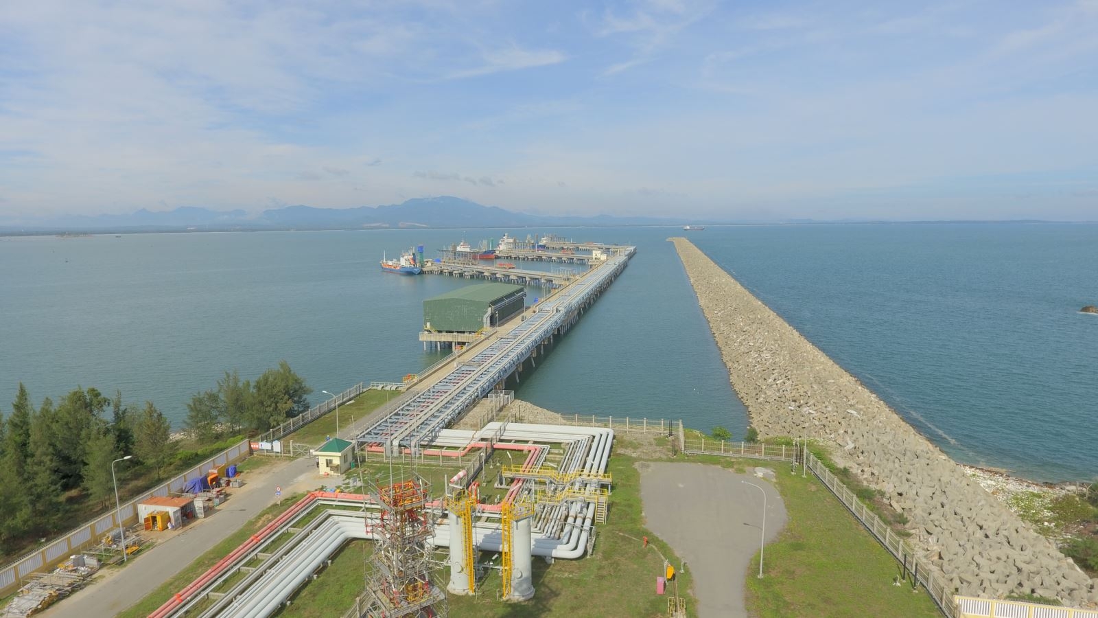 Bảo dưỡng tổng thể lần 4: Nhà máy Lọc dầu Dung Quất nhìn từ trên cao bao duong tong the lan 4 nha may loc dau dung quat nhin tu tren cao