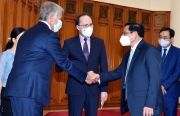 Thủ tướng đề nghị Nga tiếp tục ưu tiên, đẩy nhanh thực hiện các hợp đồng cung cấp vắc xin Covid-19
