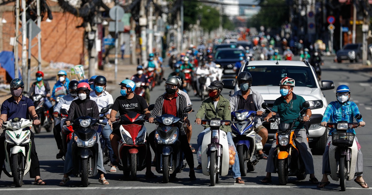 Nhiều tuyến đường ở TPHCM đông đúc trở lại