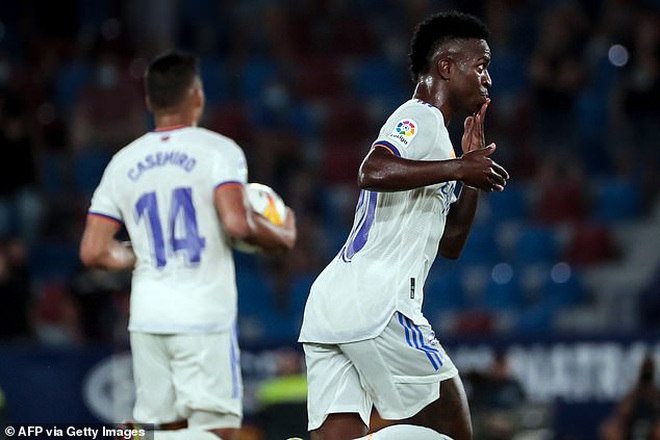 Real Madrid suýt trắng tay trong trận cầu mưa bàn thắng - 9