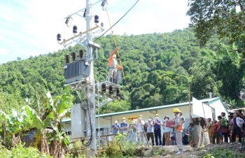 140 hộ đồng bào Mông ở Tủa Sín Chải đón điện lưới trước ngày Tết độc lập