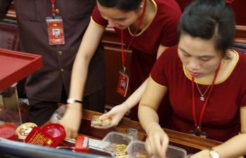 Giá vàng hôm nay 27/4: Đồng USD suy yếu, giá vàng tăng nhẹ