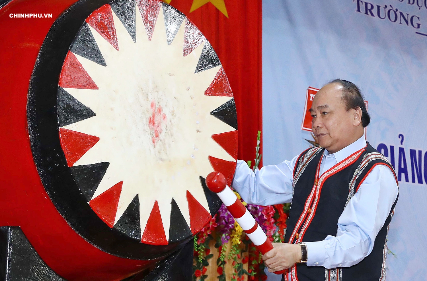 thu tuong du khai giang nam hoc moi tai huyen ngheo nhat tinh kom tum