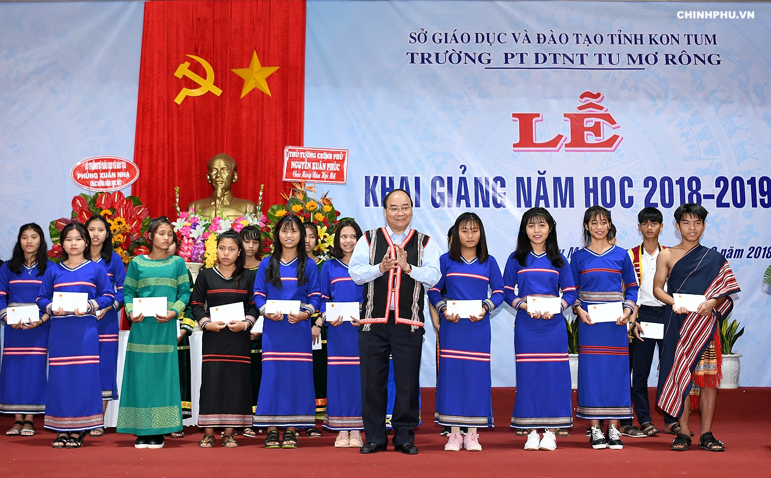 thu tuong du khai giang nam hoc moi tai huyen ngheo nhat tinh kom tum