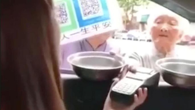 Chê tiền mặt, ăn mày Trung Quốc đòi tiền qua thẻ ATM, ví điện tử