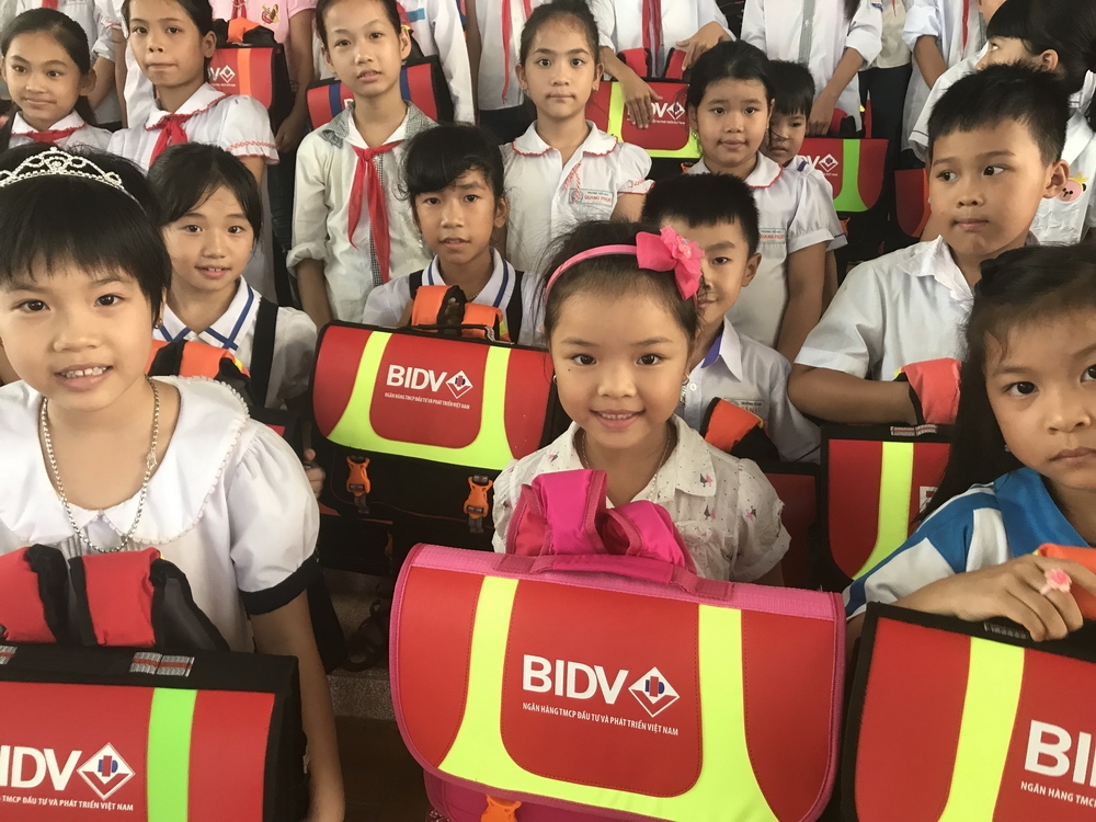 bidv tang 5000 cap phao cuu sinh cho hoc sinh vung song nuoc
