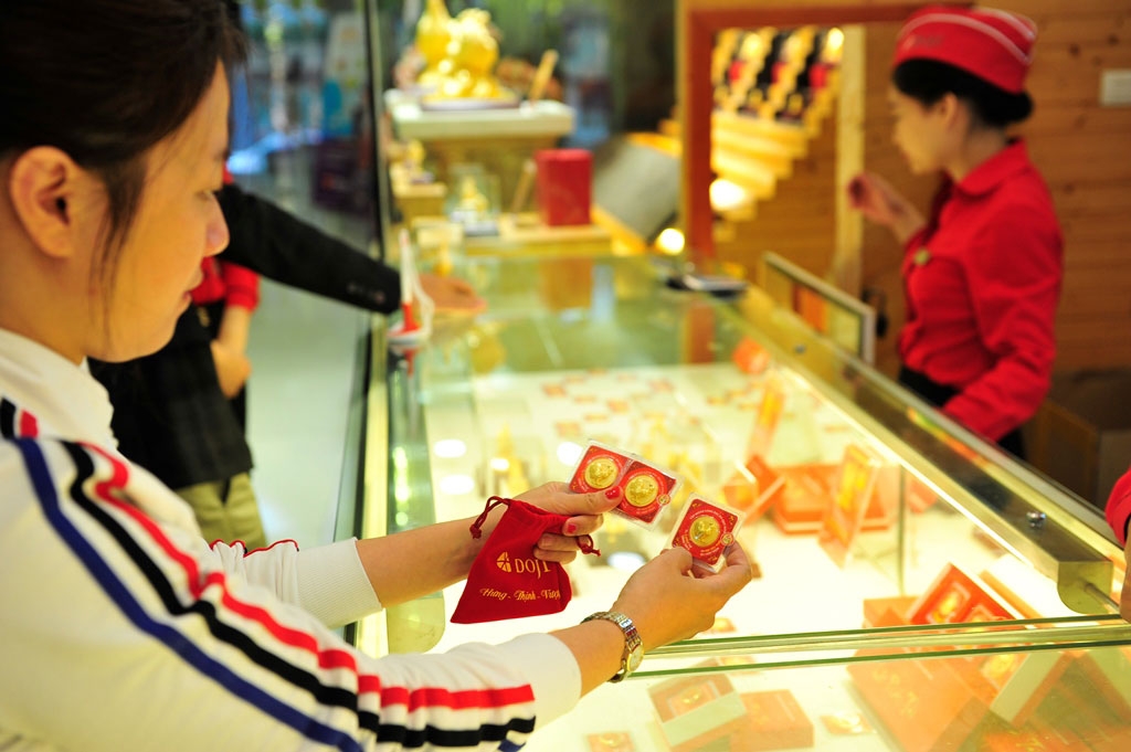 Giá vàng hôm nay 12/9: Lo ngại chính trị kéo giá vàng đi lên