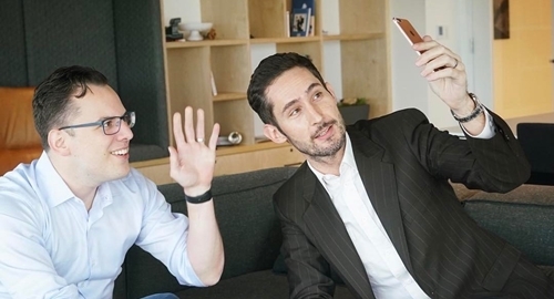 Mâu thuẫn với Zuckerberg, đồng sáng lập Instagram rời Facebook
