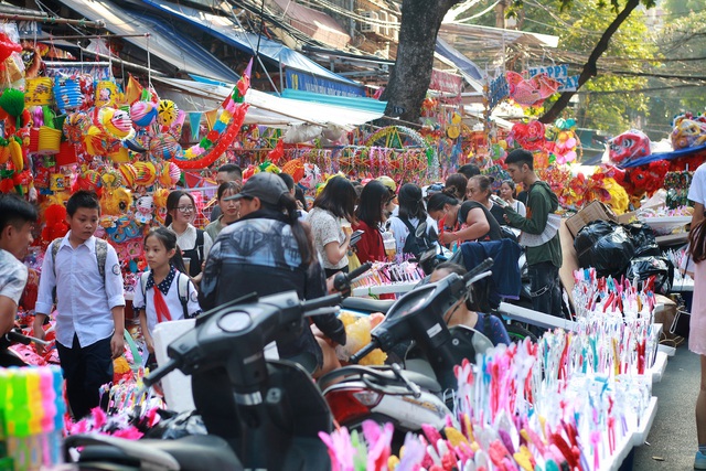 Tiểu thương Hàng Mã đồng loạt treo biển “Cấm chụp ảnh”, khách muốn chụp phải bỏ phí?