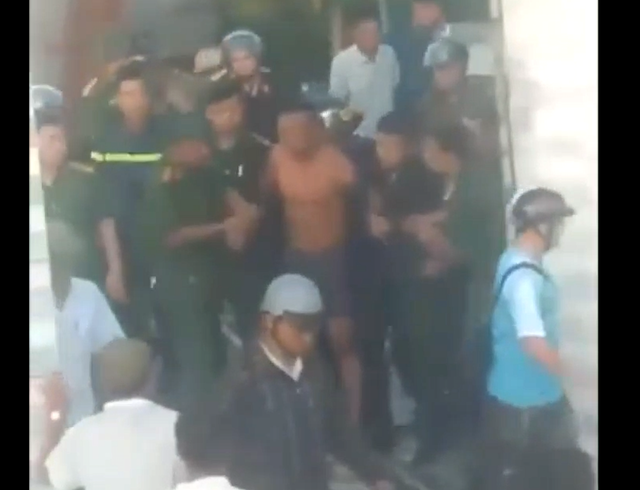 Nam thanh niên ôm bình gas cố thủ nhiều giờ, xả gas dọa cho nổ nam thanh nien om binh gas co thu nhieu gio xa gas doa cho no