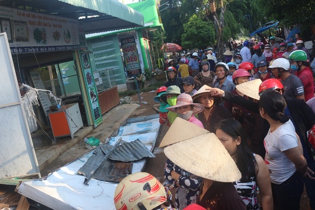 Vài chục tỷ đồng ra tro sau đám cháy lớn ở chợ Mộc Bài vai chuc ty dong ra tro sau dam chay lon o cho moc bai