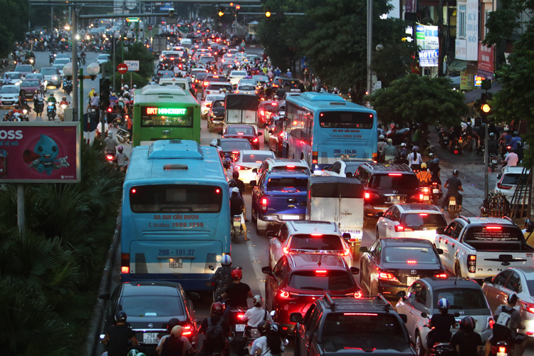 chuyen gia ha noi nen lui thoi gian to chuc lan uu tien xe buyt