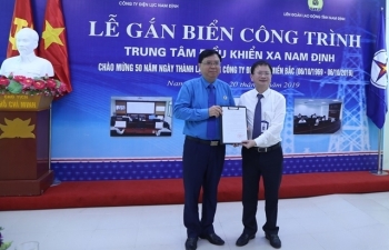 Nam Định: Gắn biển công trình Trung tâm Điều khiển xa chào mừng 50 năm ngày thành lập Tổng công ty Điện lực miền Bắc