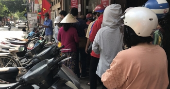 Dân Thủ đô như về thời bao cấp: Xếp hàng, chờ tới lượt mua bánh cúng rằm