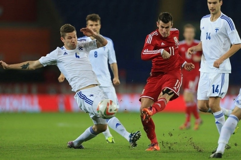 0246-ph-n-lan-vs-wales