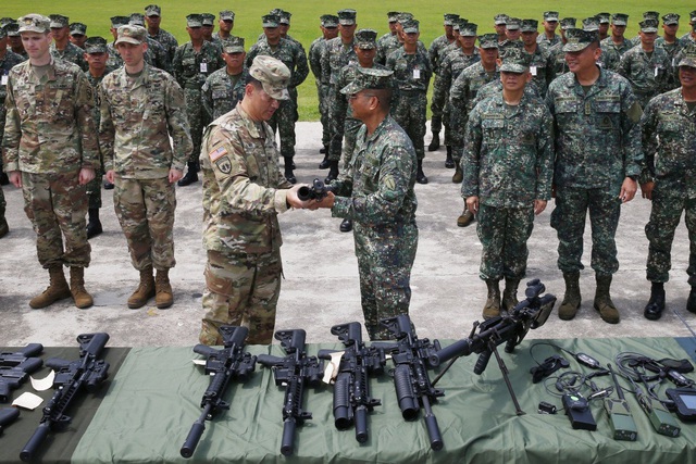 Philippines tuyên bố không từ bỏ Mỹ dù “nồng ấm” hơn với Trung Quốc - 1