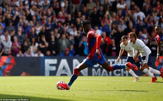 Tottenham thua sốc trận đầu tiên, Arsennal lần đầu giành trọn 3 điểm - 2