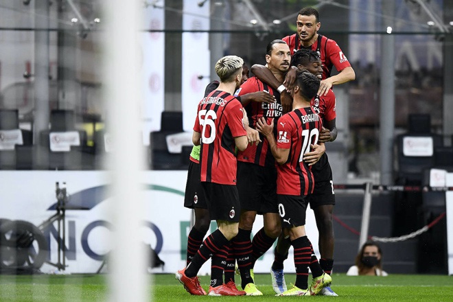 HLV Mourinho chạy như điên để ăn mừng chiến thắng ở trận đấu thứ 1000 - 4
